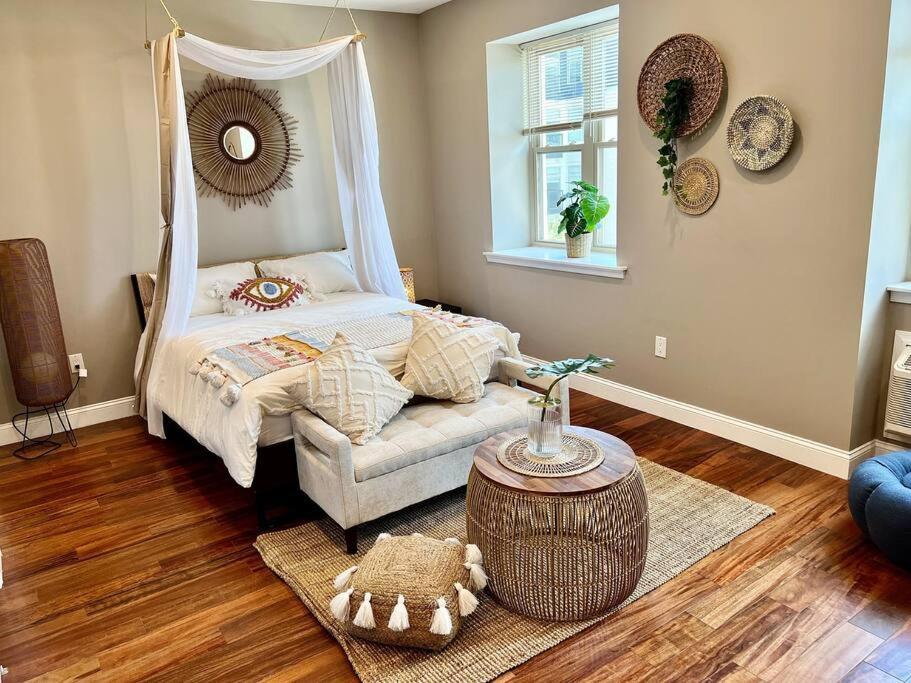 503 Bohemian Romance In Center Philadelphia